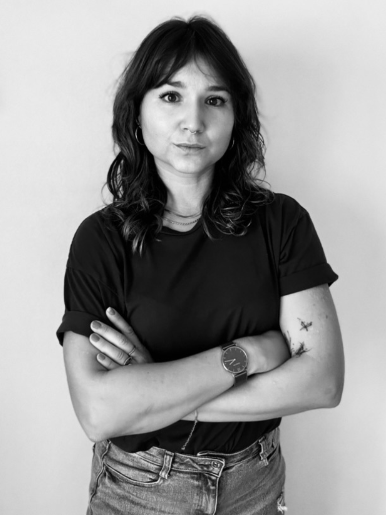 Zuz, arms crossed, direct gaze - black and white